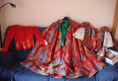 Oferta, Se vende traje de fallera rojo