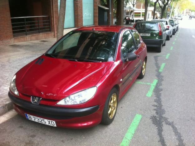 Urge venta peugeot 206 del 2001 con 90 mil km rojo con llantas por solo 990€