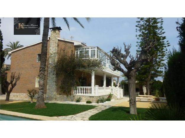 SE VENDE Magnifica villa de estilo clasico cerca de la playa. Zona residencial.