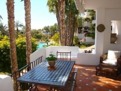 Apartamento con 2 dormitorios se vende en Marbella, Costa del Sol