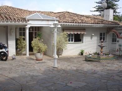 Chalet con 5 dormitorios se vende en Benalmadena Costa, Costa del Sol