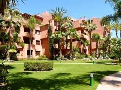 Apartamento con 3 dormitorios se vende en Marbella, Costa del Sol