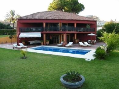 Chalet con 5 dormitorios se vende en Marbella, Costa del Sol