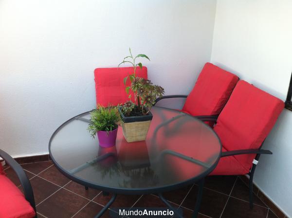 mesa sillas y hamacas para terraza