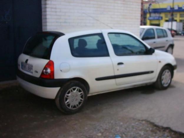 Venta de coche Renault Clio 1.9 D '00 en Lleida