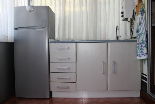 Mueble de cocina y nevera