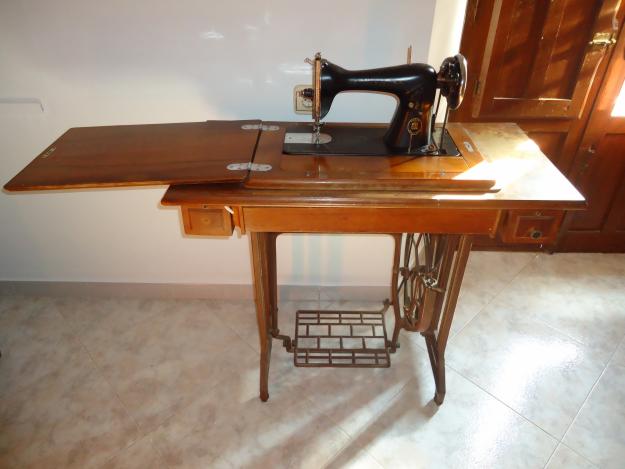 VENDO MAQUINA DE COSER ALFA AÑOS 60