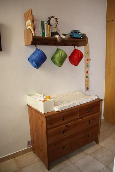 COMODA 4 CAJONES (CAMBIADOR) Y ESTANTE PARED/PERCHERO MADERA MACIZA EFECTO ENVEJECIDO TODO EN PERFECTO ESTADO