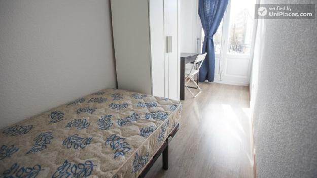 Rooms available - 8-bedroom apartment in a traditional Madrid neighbourhood