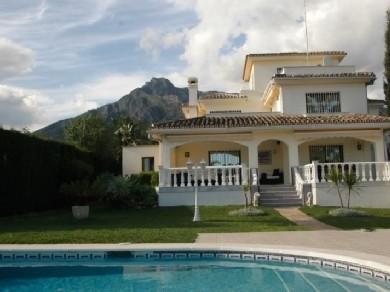 Chalet con 5 dormitorios se vende en Marbella, Costa del Sol