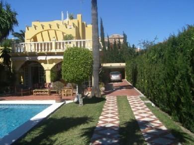 Chalet con 4 dormitorios se vende en Marbella, Costa del Sol