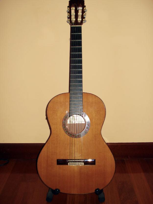 Guitarra Clásica Alhambra Modelo 4P con Amplificación con Previo Fishman Prefix Pro Blend