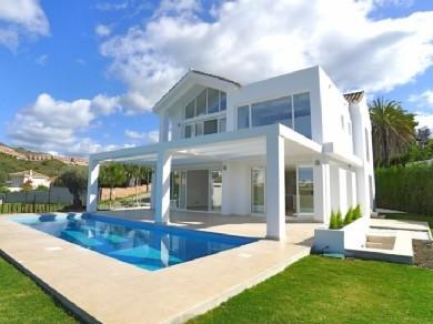 Chalet con 5 dormitorios se vende en Estepona, Costa del Sol