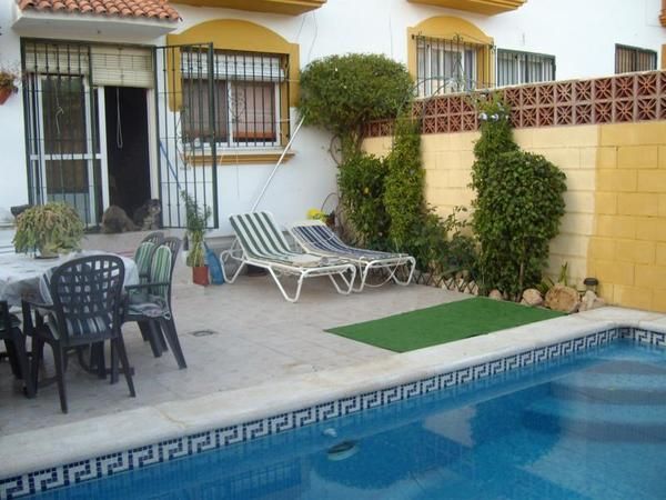 cambio casa adosada en san pedro alcantara por dos apartamentos en fuengirola