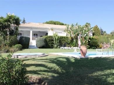 Chalet con 6 dormitorios se vende en Estepona, Costa del Sol