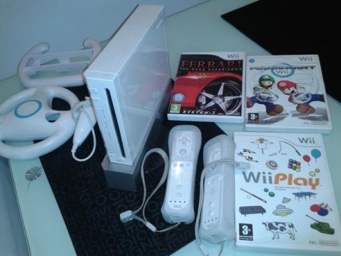 Chollazo navideño!!   vendo wii blanca  con 4 mandos, 2 volantes y 1 juego