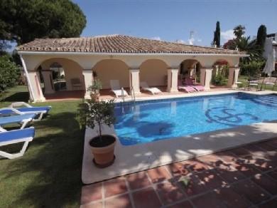 Chalet con 4 dormitorios se vende en Marbella, Costa del Sol