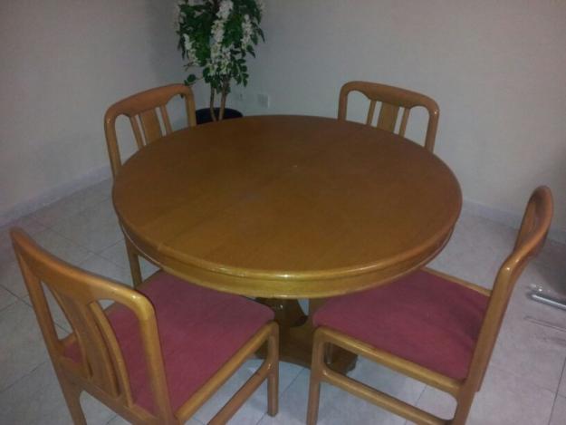 Vendo mesa de comedor redonda de madera con 6 sillas