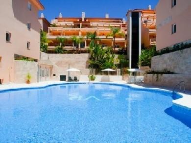 Apartamento con 2 dormitorios se vende en Marbella, Costa del Sol