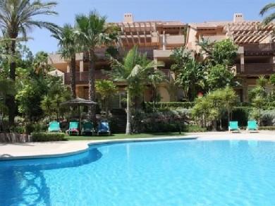 Apartamento con 2 dormitorios se vende en Marbella, Costa del Sol