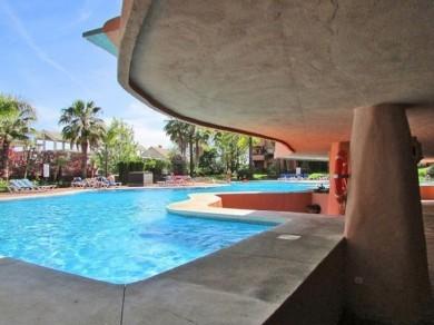 Apartamento con 2 dormitorios se vende en Marbella, Costa del Sol