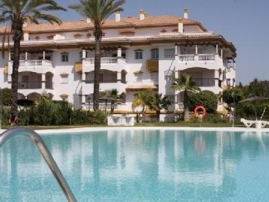 Apartamento con 3 dormitorios se vende en Marbella, Costa del Sol