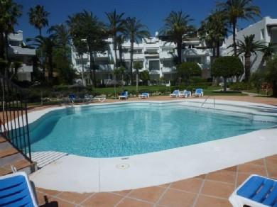 Apartamento con 2 dormitorios se vende en Estepona, Costa del Sol