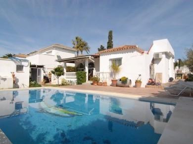 Chalet con 2 dormitorios se vende en Marbella, Costa del Sol