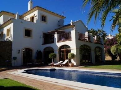 Chalet con 6 dormitorios se vende en Estepona, Costa del Sol