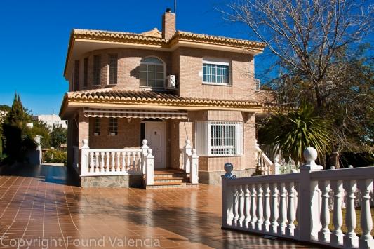 5 Dormitorio Chalet En Venta en Montserrat, Valencia