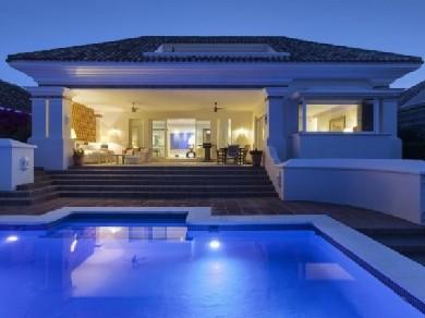 Chalet con 5 dormitorios se vende en Marbella, Costa del Sol