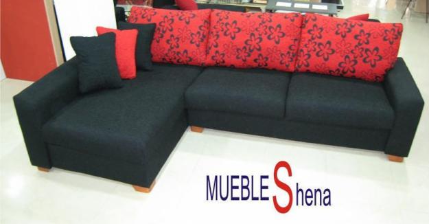 SOFA CHAISELONGUE MODERNO TAPIZADO EN NEGRO Y ROJO ESTAMPADO POR 690€