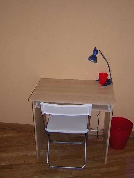 ¡OFERTA DEL MES! ¡SE VENDE MESA DE ORDENADOR+SILLA BLANCA PAPELERA ROJA + FLEXO DE BAJO CONSUMO + PORTA BOLIS ROJO