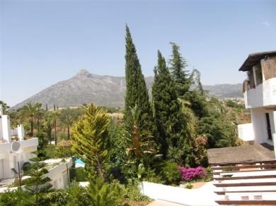 Apartamento con 2 dormitorios se vende en Marbella, Costa del Sol