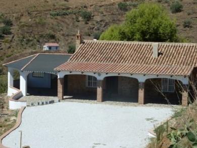 Chalet con 2 dormitorios se vende en Velez-Malaga, Axarquia