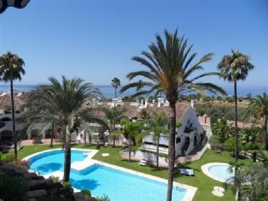 Apartamento con 3 dormitorios se vende en Marbella, Costa del Sol