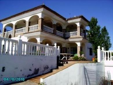 Chalet con 6 dormitorios se vende en Iznate, Axarquia