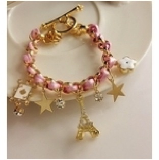 Pulsera con dijes y cadena con cinta de seda