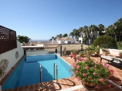 Chalet con 4 dormitorios se vende en Marbella, Costa del Sol