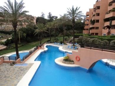 Apartamento con 2 dormitorios se vende en Marbella, Costa del Sol