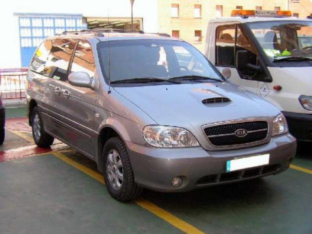 Venta de coche Kia Carnival 2.9 CRDI EX 144 Cv '06 en Madrid