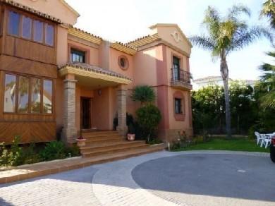 Chalet con 6 dormitorios se vende en Estepona, Costa del Sol