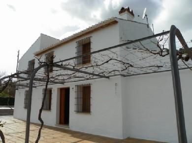 Chalet con 5 dormitorios se vende en Alora