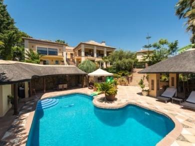 Chalet con 5 dormitorios se vende en Marbella, Costa del Sol