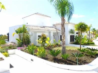 Chalet con 5 dormitorios se vende en Marbella, Costa del Sol