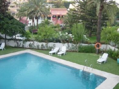 Apartamento con 2 dormitorios se vende en Marbella, Costa del Sol