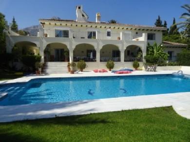 Chalet con 6 dormitorios se vende en Marbella, Costa del Sol