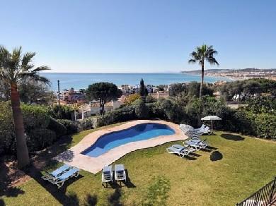 Chalet con 6 dormitorios se vende en Casares Costa, Costa del Sol