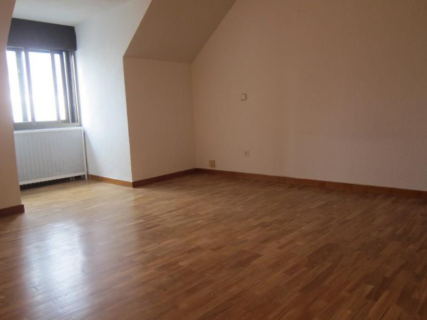 CP 15802. Apartamento muy soledo y con chimenea de 60 m2 en Concha Espina