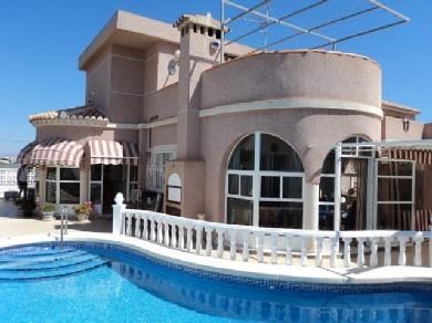 Chalet con 4 dormitorios se vende en Torrevieja, Costa Blanca